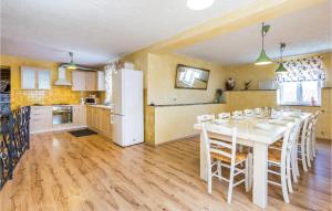 Dapur atau dapur kecil di Lovely Home In Moscenicka Draga