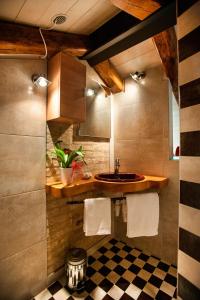uma casa de banho com lavatório e piso em xadrez em Brick House Silea em Silea