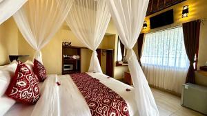 Un dormitorio con una cama grande con almohadas rojas y blancas. en Dur Pekerisan Retreat Villa Ubud, en Ubud 28 fotos más