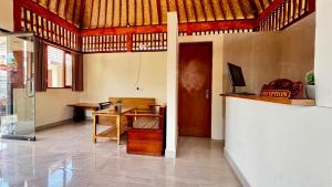 Habitación con escritorio y mesa con ordenador. en Dur Pekerisan Retreat Villa Ubud, en Ubud
