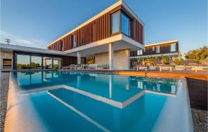 una casa con piscina delante de una casa en Villa Sunray 1, en Šibenik