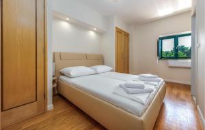 ヴィルにあるLovely Home In Vir With Wifiの白いシーツと窓のあるベッドのある寝室