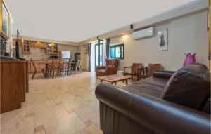 ヴィルにあるLovely Home In Vir With Wifiのソファとテーブルと椅子のあるリビングルーム