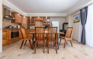 ヴィルにあるLovely Home In Vir With Wifiのキッチン(木製テーブル、木製椅子付)