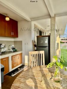Kuchyň nebo kuchyňský kout v ubytování Nita Guest House Bali