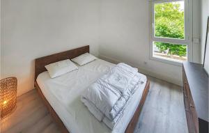 Cama o camas de una habitación en 3 Bedroom Awesome Apartment In Agde