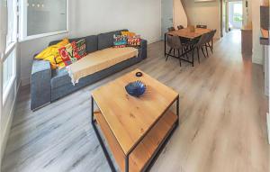 Zona de estar de 3 Bedroom Awesome Apartment In Agde