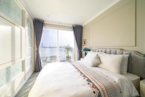 Postel nebo postele na pokoji v ubytování Luxe Paradise Suites Xuan Dieu