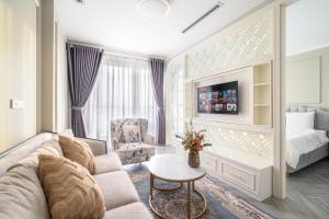 Postel nebo postele na pokoji v ubytování Luxe Paradise Suites Xuan Dieu
