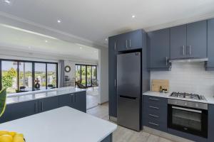 Dapur atau dapur kecil di Peaceful Cape Winelands Getaway