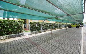 une grande tente verte sur un trottoir à côté d'un bâtiment dans l'établissement Cozy Apartment In Lido Di Camaiore, à Lido di Camaiore