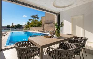 Πισίνα στο ή κοντά στο 3 Bedroom Beach Front Apartment In Krk