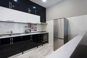 Η κουζίνα ή μικρή κουζίνα στο Shevchenko Residence +30 φωτογραφίες