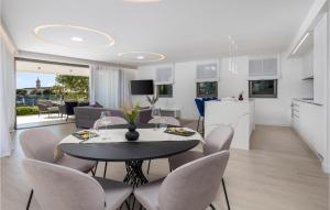 Μια τηλεόραση ή/και κέντρο ψυχαγωγίας στο 3 Bedroom Beach Front Apartment In Krk