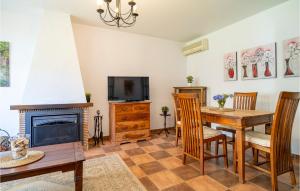 ein Wohnzimmer mit Tisch und Kamin in der Unterkunft Gorgeous Home In Chiclana De La Fronter in Chiclana de la Frontera