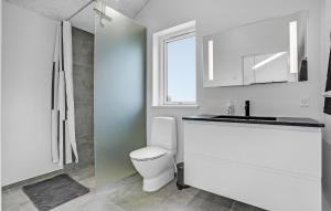Ένα μπάνιο στο Gorgeous Home In Glesborg With Kitchen