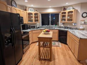 Η κουζίνα ή μικρή κουζίνα στο Five Bedroom Colonial Style Home