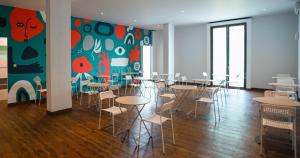 Un restaurante u otro lugar para comer en Bobopod Juanda, Jakarta