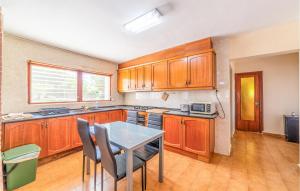 O bucătărie sau chicinetă la Pet Friendly Home In Reus With Wifi