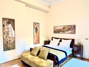 un dormitorio con una cama y un sofá en Premium Timisoara, en Timisoara