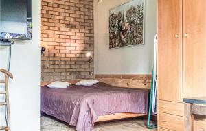 Postel nebo postele na pokoji v ubytování 2 Bedroom Cozy Home In Nowe Warpno