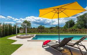 a yellow umbrella and chairs next to a swimming pool at Villa Jakob in Danjeli +52 photos