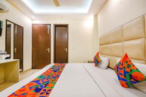 Postel nebo postele na pokoji v ubytování FabHotel AK Villa