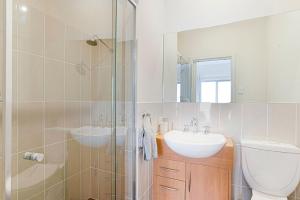 Un baño con inodoro, lavabo y ducha. en Splendour in Norwood, en Kensington and Norwood 19 fotos más