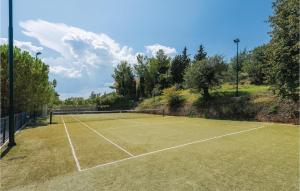 Tenis alebo squash v ubytovaní Holiday Home Put Skole Bb Croatia alebo jeho okolí