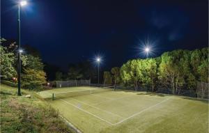 Tenis alebo squash v ubytovaní Holiday Home Put Skole Bb Croatia alebo jeho okolí