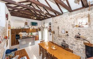 Kuchyňa alebo kuchynka v ubytovaní Holiday Home Put Skole Bb Croatia