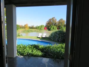 Broadlands Country House内部或周边的泳池