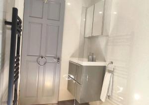 Ένα μπάνιο στο Dundee Football Stadium Apartment +28 φωτογραφίες