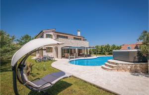 Basen w obiekcie 5 Bedroom Awesome Home In Valtura lub w pobliżu