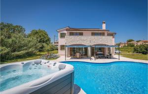 Basen w obiekcie 5 Bedroom Awesome Home In Valtura lub w pobliżu