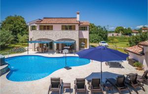 Basen w obiekcie 5 Bedroom Awesome Home In Valtura lub w pobliżu