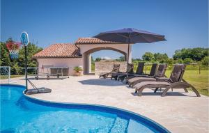 Basen w obiekcie 5 Bedroom Awesome Home In Valtura lub w pobliżu
