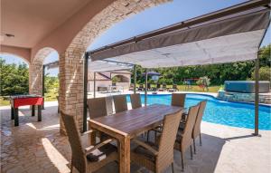 Basen w obiekcie 5 Bedroom Awesome Home In Valtura lub w pobliżu