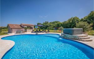 Basen w obiekcie 5 Bedroom Awesome Home In Valtura lub w pobliżu