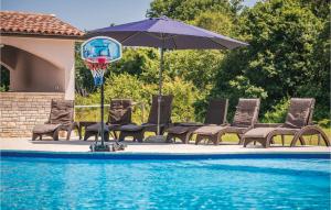 Basen w obiekcie 5 Bedroom Awesome Home In Valtura lub w pobliżu