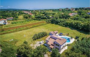 Basen w obiekcie 5 Bedroom Awesome Home In Valtura lub w pobliżu