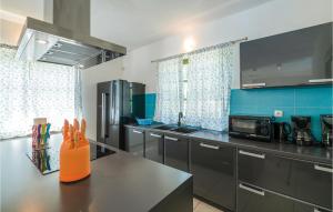 Kuchnia lub aneks kuchenny w obiekcie 5 Bedroom Awesome Home In Valtura