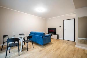 ein Wohnzimmer mit einem blauen Sofa und einem Tisch in der Unterkunft Venovela Luxury Retreat - Private Free Parking in Florenz