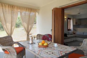 una habitación con una mesa con un bol de fruta en ella en Casa Kalypso Suites & Villa, en Steni Vala Alonissos