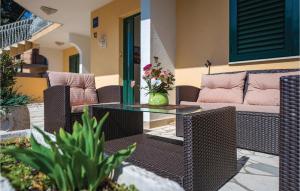 Posedenie v ubytovaní Three-Bedroom Apartment In Rogoznica