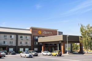 Un edificio con coches aparcados en un estacionamiento. en La Quinta by Wyndham Pocatello, en Pocatello