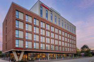 纽尼顿Hampton By Hilton Nuneaton的一座挂着招牌的大型砖砌建筑
