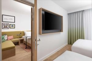 Hampton By Hilton Nuneaton的电视和/或娱乐中心