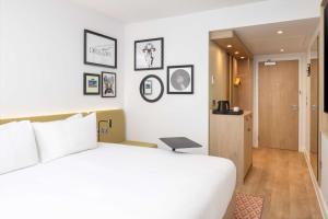 Hampton By Hilton Nuneaton客房内的一张或多张床位