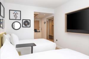 Hampton By Hilton Nuneaton的电视和/或娱乐中心